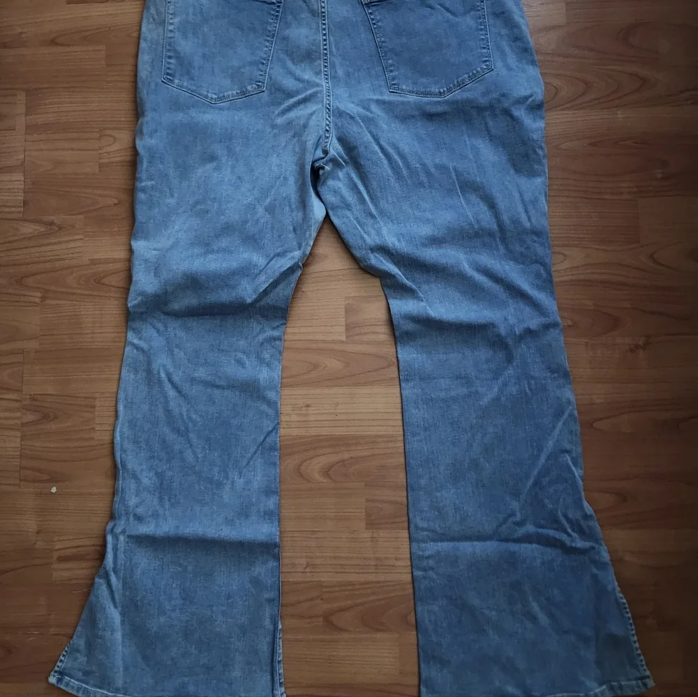 a.n.a High-Rise Flare Jeans Size 20W Light Wash Stretch Contemporary Fit NWT